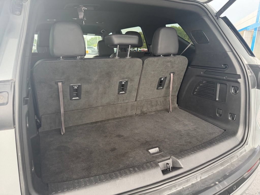 Used 2025 Chevrolet Traverse LT FWD image 13