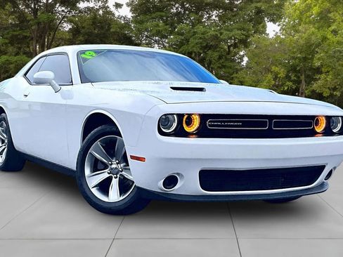 Used 2019 Dodge Challenger SXT RWD image 11