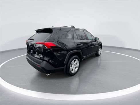 Used 2020 Toyota RAV4 XLE image 8