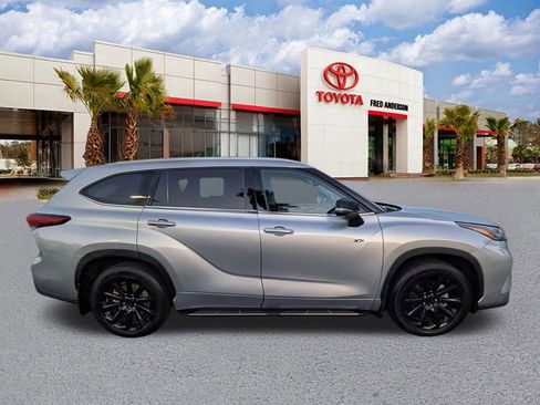 Used 2024 Toyota Highlander Platinum image 4