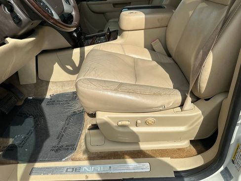 Used 2011 GMC Yukon XL Denali RWD image 14