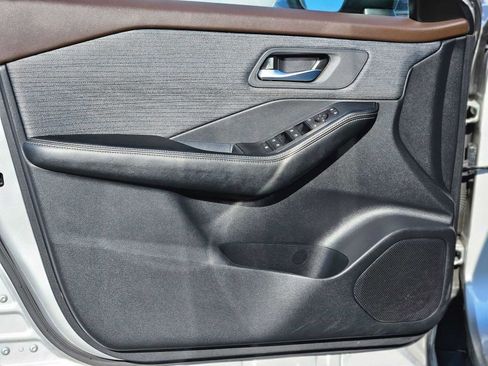 Used 2023 Nissan Rogue SV image 16