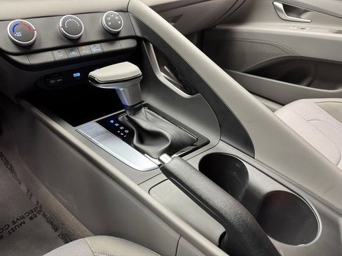 Used 2025 Hyundai Elantra SE image 19