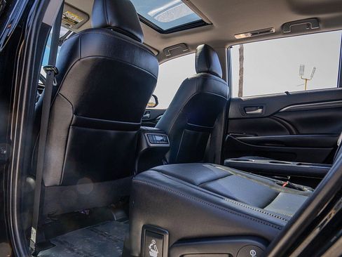 Used 2019 Toyota Highlander Limited image 16