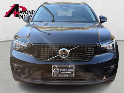 Used 2024 Volvo XC40 B5 Plus image 4