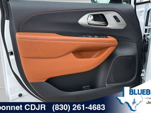 New 2026 Chrysler Pacifica Pinnacle w/ Trailer Tow Group FWD image 8
