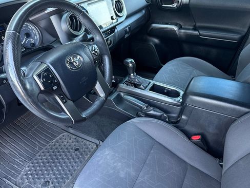 Used 2017 Toyota Tacoma TRD Off-Road w/ Premium & Technology Package AWD/4WD image 9