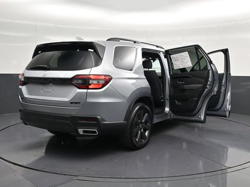 Used 2025 Honda Pilot Sport image 36