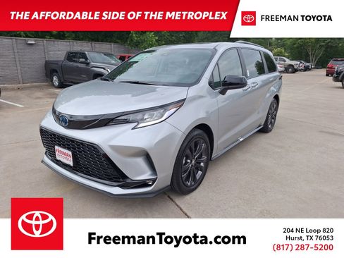 Used 2025 Toyota Sienna XSE FWD image 1