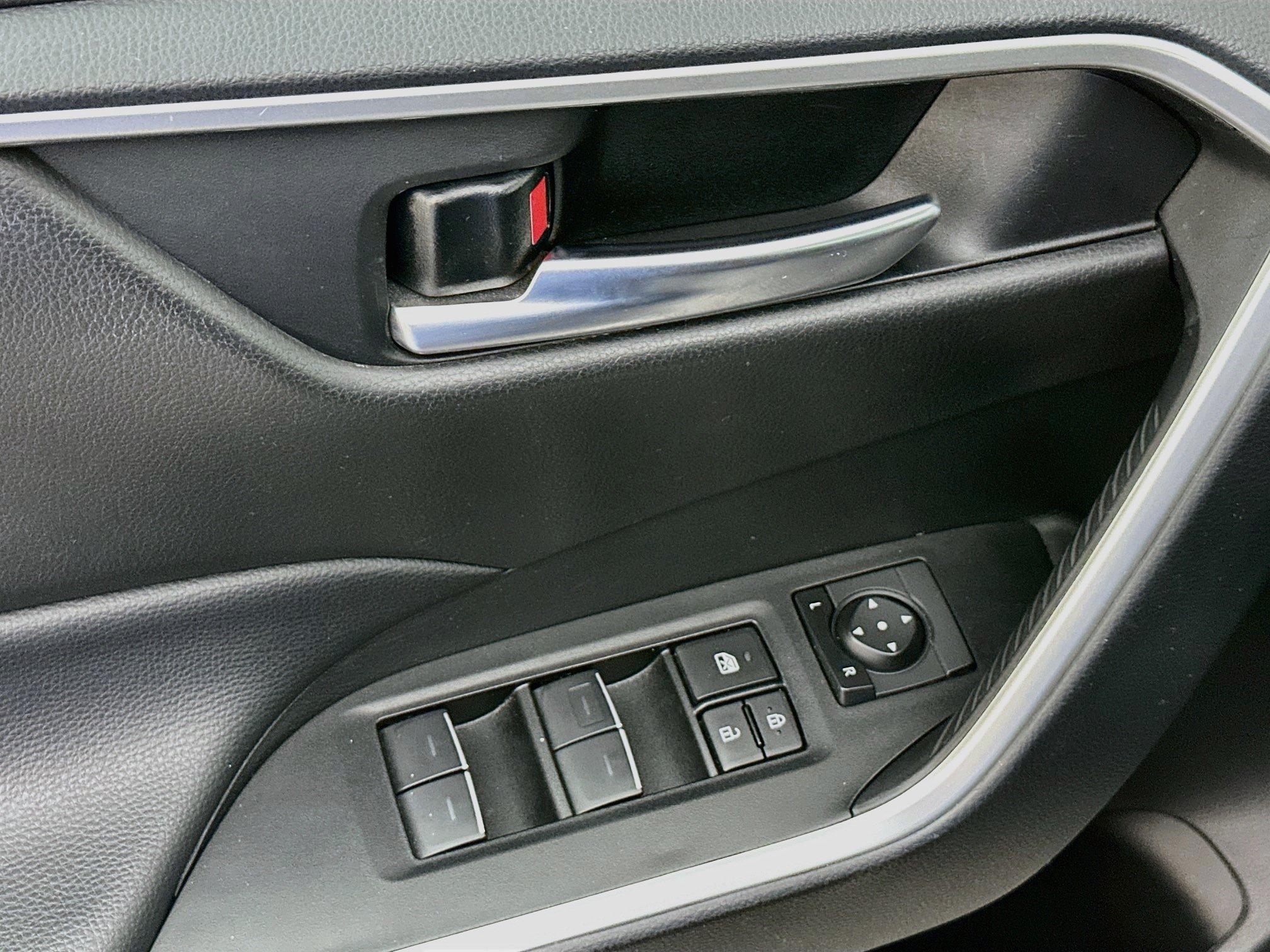 Used 2025 Toyota RAV4 XLE FWD image 15