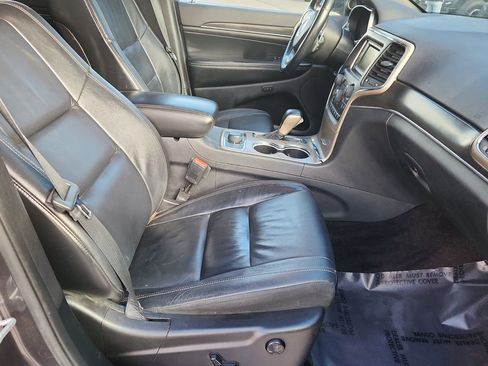 Used 2017 Jeep Grand Cherokee Limited image 16