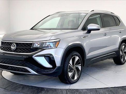 Used 2024 Volkswagen Taos SE image 2