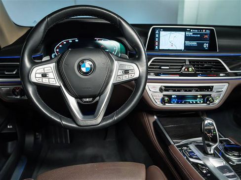 Used 2021 BMW 740i w/ Premium Package RWD image 19