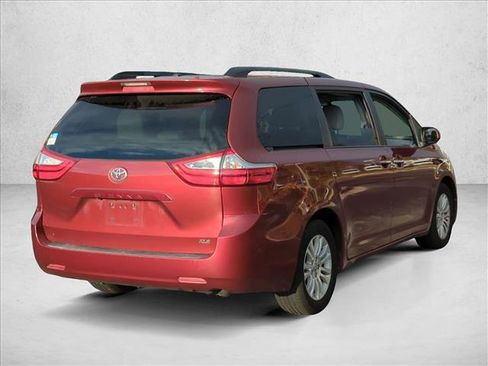 Used 2017 Toyota Sienna XLE image 5