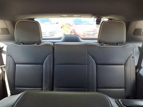 Used 2024 GMC Yukon SLT AWD/4WD image 12