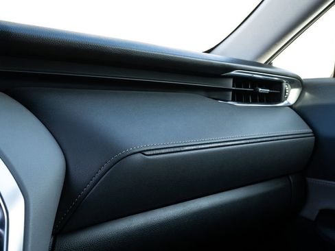 Used 2022 Toyota Venza LE image 29