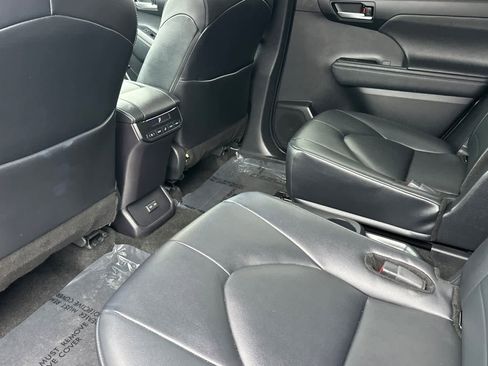 Used 2024 Toyota Highlander XLE image 4