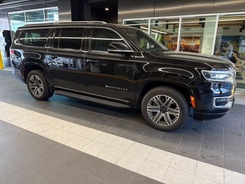 Used 2024 Jeep Wagoneer L Series II w/ Flexible Seating Group RWD image 9