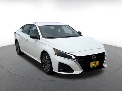 Used 2025 Nissan Altima 2.5 SV FWD image 3