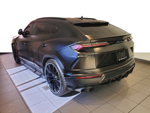 Used 2021 Lamborghini Urus image 2
