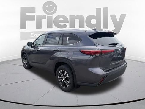 Used 2021 Toyota Highlander XLE AWD/4WD image 4
