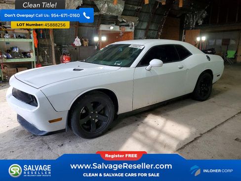 Used 2014 Dodge Challenger SXT image 1