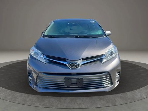 Used 2019 Toyota Sienna XLE FWD image 2