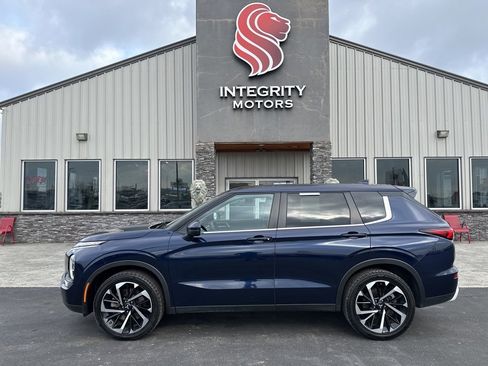 Used 2024 Mitsubishi Outlander image 1