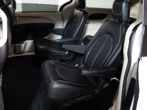 Used 2024 Chrysler Pacifica Touring-L FWD image 13