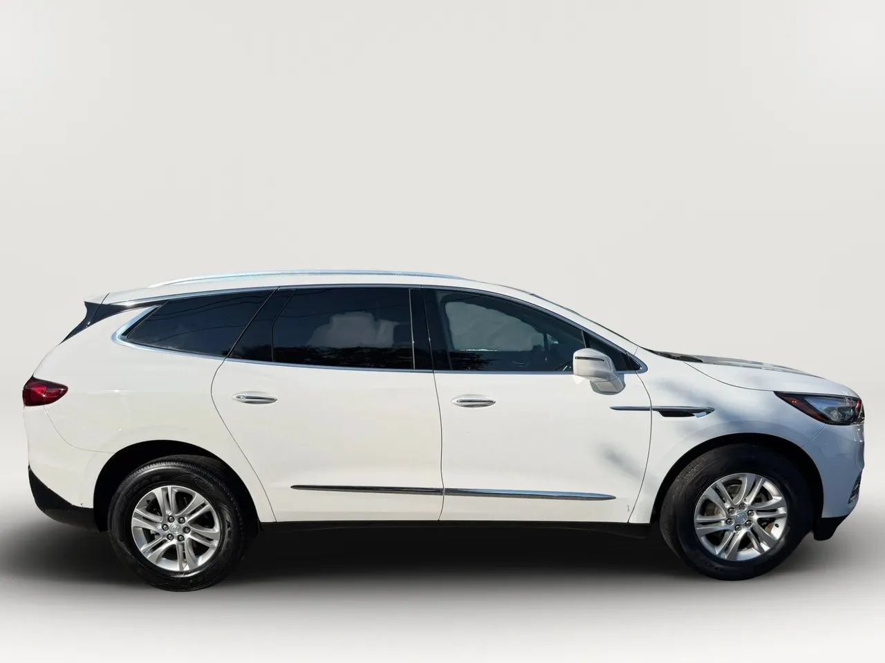 Used 2019 Buick Enclave Essence FWD image 2