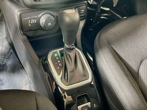 Used 2022 Jeep Renegade Latitude w/ Convenience Group AWD/4WD image 17