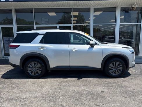 Used 2024 Nissan Pathfinder SV FWD image 1