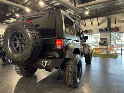 Used 2017 Jeep Wrangler Unlimited Rubicon w/ Connectivity Group image 30