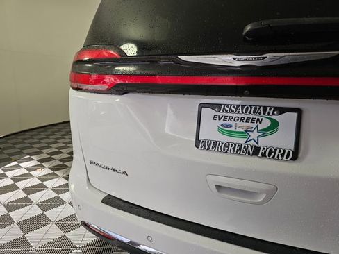 Used 2021 Chrysler Pacifica Limited image 17