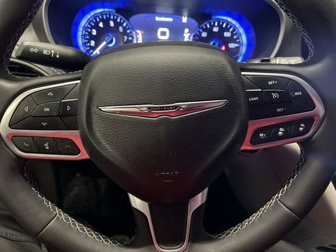 Used 2023 Chrysler Pacifica Touring-L FWD image 6