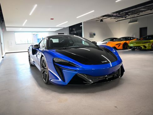 Used 2023 McLaren Artura RWD image 13