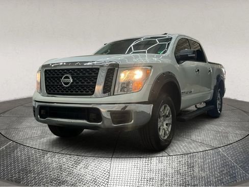 Used 2018 Nissan Titan SV image 3