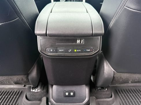 Used 2021 Toyota Highlander XLE image 32
