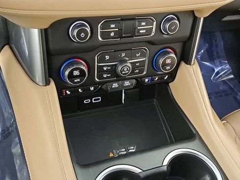 Used 2024 Chevrolet Suburban Premier image 31