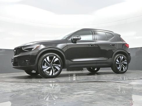 Used 2025 Volvo XC40 B5 Plus image 18