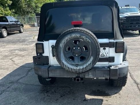 Used 2017 Jeep Wrangler Unlimited Sport w/ Connectivity Group AWD/4WD image 9