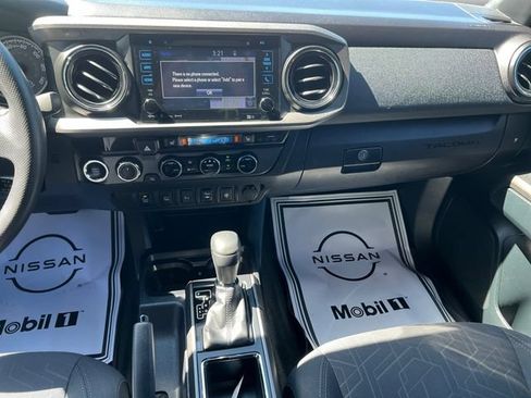 Used 2017 Toyota Tacoma TRD Off-Road w/ Premium & Technology Package AWD/4WD image 14