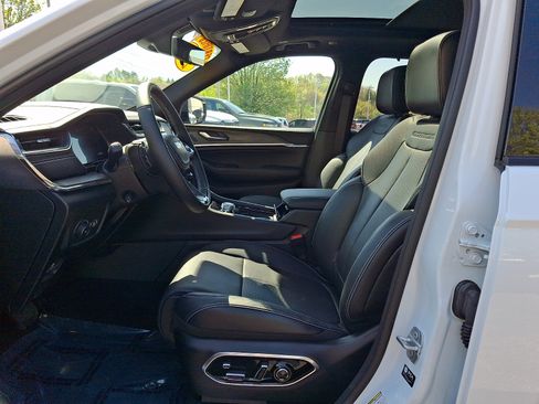 Certified 2025 Jeep Grand Cherokee Overland w/ Adv Protech Group III AWD/4WD image 13