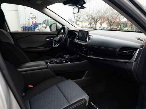 Used 2022 Nissan Rogue SV image 25