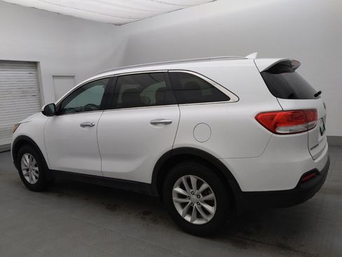 Used 2017 Kia Sorento LX w/ LX Convenience Package image 3