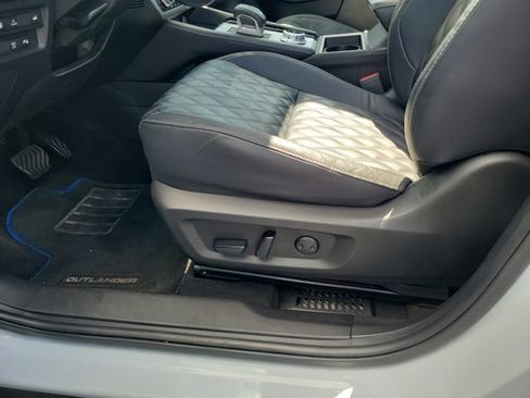 Used 2023 Mitsubishi Outlander 4WD Plug-In Hybrid image 16