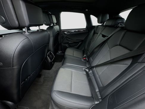 Used 2022 Porsche Macan image 16