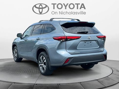 Used 2020 Toyota Highlander XLE AWD/4WD image 3