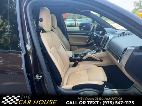 Used 2017 Porsche Cayenne AWD/4WD image 24
