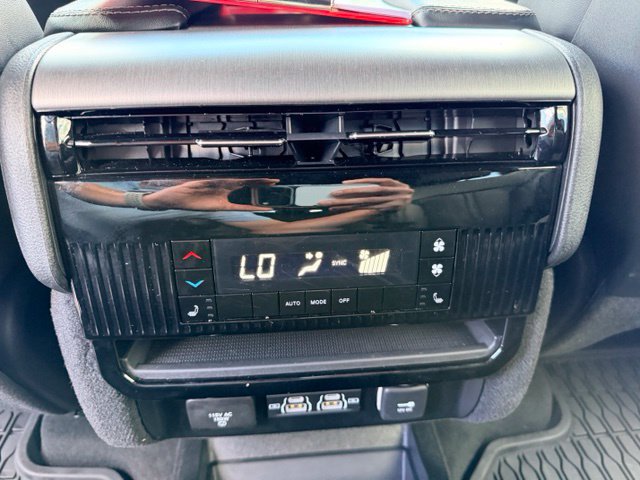 Used 2025 Jeep Wagoneer L Series III AWD/4WD image 19